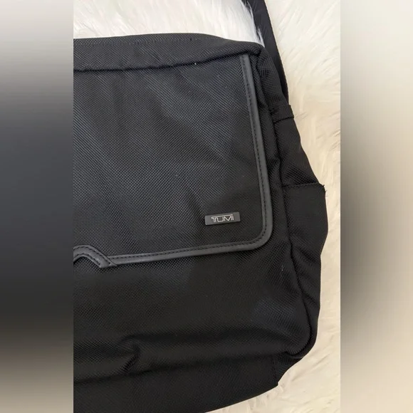 TUMI Leather Shoulder Bag Men’s Business Casual Black Luxury - Picture 2 of 9